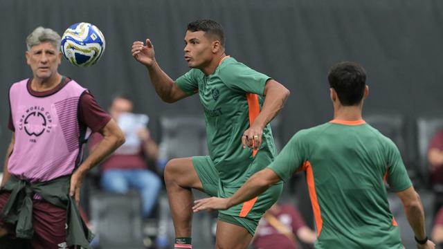 Thiago Silva Di Kenal Bek Tengah Asal Brazil Terbaik Dan Tangguh