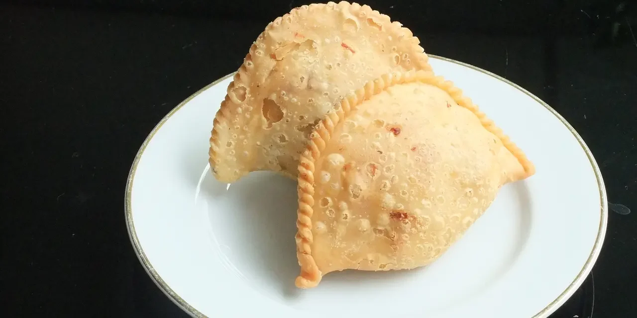 Makanan Ringan Indonesia Pastel Berbentuk Setengah Lingkaran
