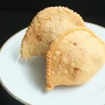 Makanan Ringan Indonesia Pastel Berbentuk Setengah Lingkaran