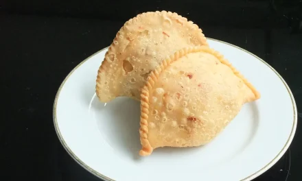 Makanan Ringan Indonesia Pastel Berbentuk Setengah Lingkaran
