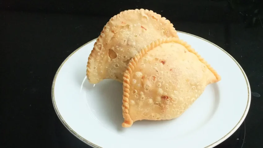 Makanan Ringan Indonesia Pastel Berbentuk Setengah Lingkaran